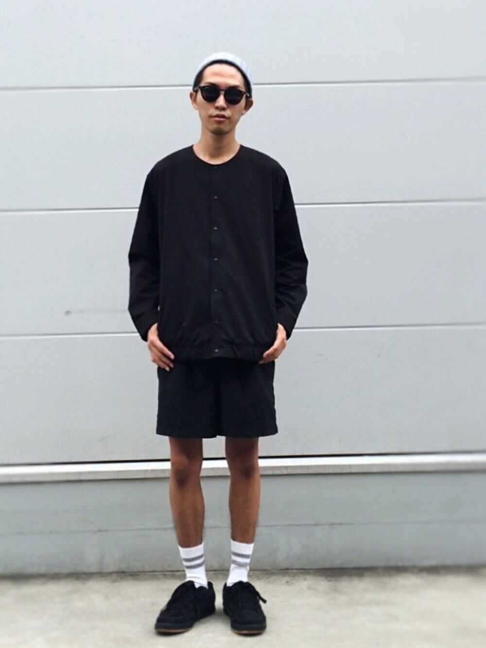 ブラック系のその他アウター、ブラック系のその他パンツ、ブラック系のスニーカーを着用したメンズの夏コーディネートの1枚目の写真