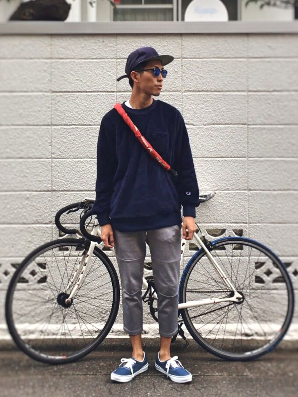 ブルー系のスウェット、グレー系のその他パンツ、ブルー系のスニーカーを着用したメンズの秋コーディネートの1枚目の写真