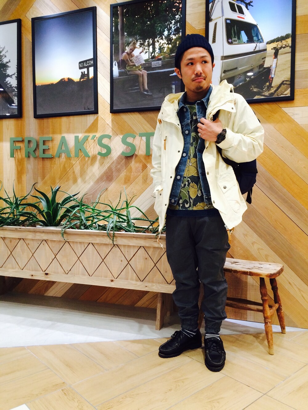 「マウンテンパーカー、FREAK’Ｓ STORE、レミレリーフ、アウトドアスタイル、REMI RELIEF、インディゴ、フリークスストア、デッキシューズ、タックパンツ」｜「FREAK'S STOREの【15SS新作】　65/35 マウンテンパーカー（マウンテンパーカー、ホワイト系）」を使った、栗原さん（メンズ・163cm）の春コーディネートの1枚目の写真