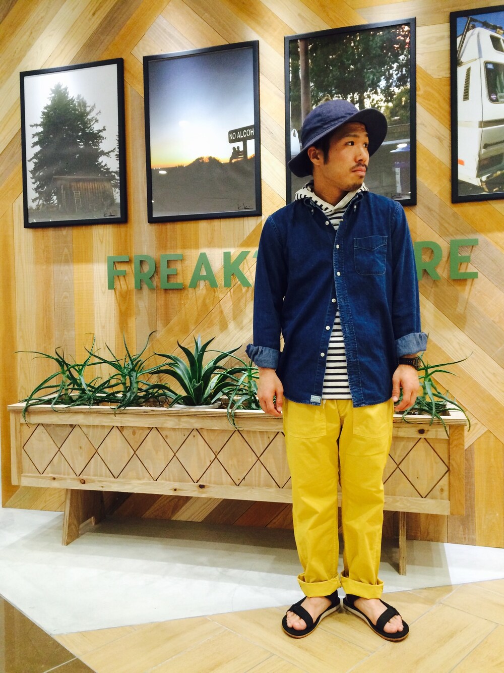「FREAK’Ｓ STORE、フリークスストア、イオンモール岡山、サンダル、パーカー、アウトドアスタイル、orslow、ワークパンツ、ボーダー、freak's store」｜「FREAK'S STOREのGICIPI/ジチピ　CAPPUCCIO3/4            （Tシャツ/カットソー、ベージュ系）」を使った、栗原さん（メンズ・163cm）の春コーディネートの1枚目の写真