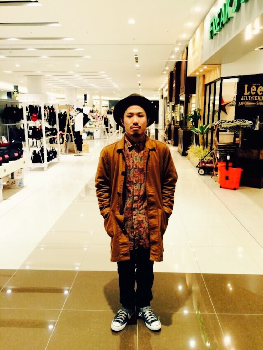 「FREAK’Ｓ STORE、フリークスストア、デニムパンツ、orslow、春コーデ、コート、柄シャツ、イオンモール岡山、マウンテンハット、コンバース」｜「orSlowのIVY FIT DENIM107（パンツ、ブルー系）」を使った、栗原さん（メンズ・163cm）の春コーディネートの1枚目の写真