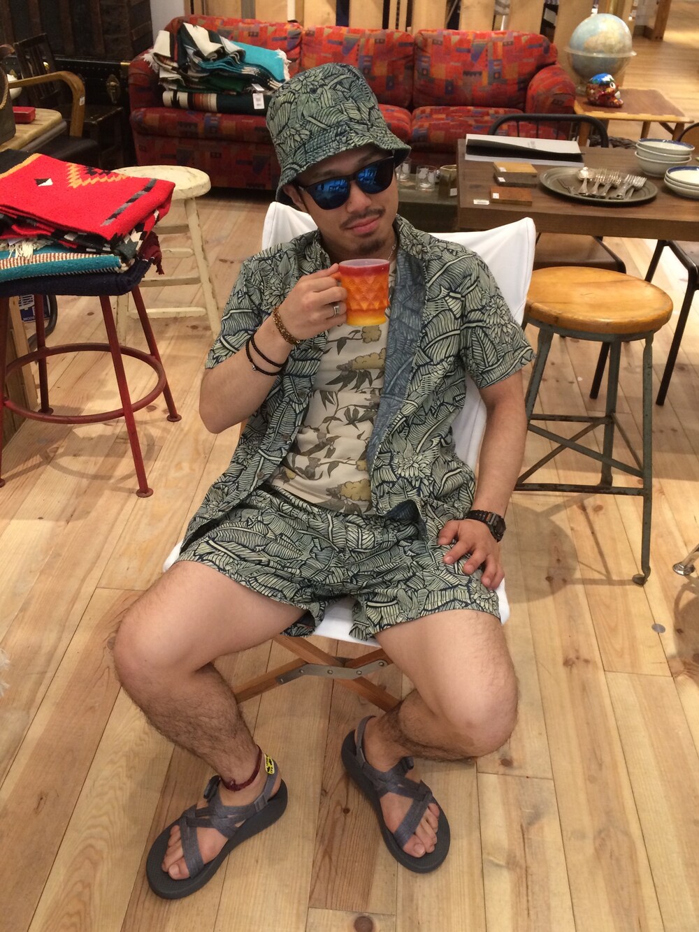 「レジャースタイル、柄シャツ、サンダル、パンダ、サングラス、バカンス、海、サーフ、wakami、イオンモール岡山」｜「FREAK'S STOREのThe Critical Slide Society/TCSS/ザ クリティカル スライド ソサエティ PLANTATION 半袖シャツ              （シャツ/ブラウス、ブルー系）」を使った、栗原さん（メンズ・163cm）の春コーディネートの1枚目の写真