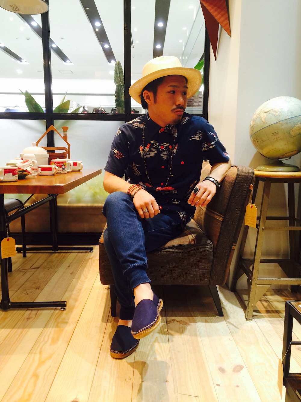 「春物、柄シャツ、スエット、デニム、ハット、スリッポン、イオンモール岡山、岡山、リブパンツ、ネイビー」｜「FREAK'S STOREのThe Critical Slide Society/TCSS/ザ クリティカル スライド ソサエティ EAST COAST 半袖シャツ             （シャツ/ブラウス、ブルー系）」を使った、栗原さん（メンズ・163cm）の春コーディネートの1枚目の写真