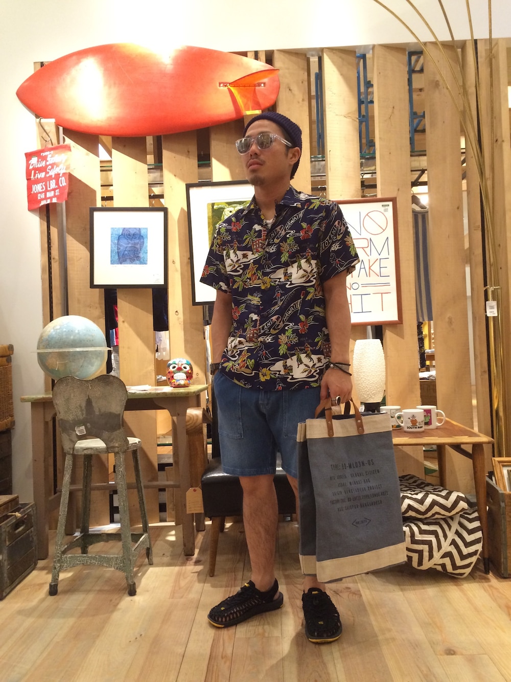 「夏、ニット帽、アロハシャツ、デニム、サンダル、サングラス、オークリー、ショートパンツ、岡山、イオンモール岡山」｜「FREAK'S STOREのIOLANI/イオラニ HAWAIAN SHIRT                （シャツ/ブラウス、ブルー系）」を使った、栗原さん（メンズ・163cm）の夏コーディネートの1枚目の写真