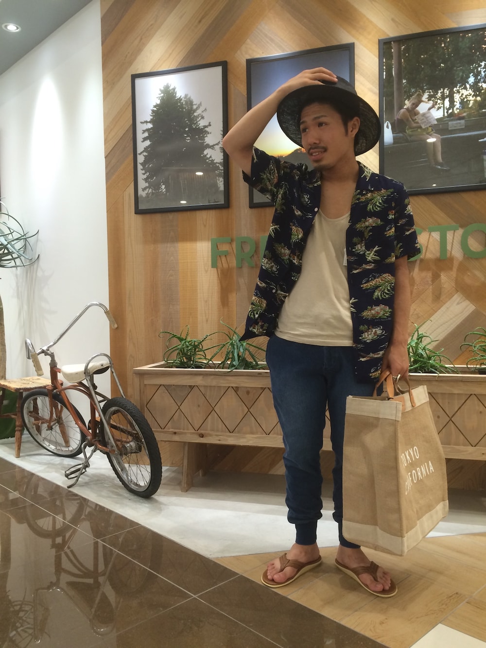 「岡山、イオンモール岡山、トートバッグ、アロハシャツ、リブパンツ、デニム、スエット、夏、ハット、むぎわら帽子」｜「FREAK'S STOREのアイテム（サンダル、ホワイト系）」を使った、栗原さん（メンズ・163cm）の夏コーディネートの1枚目の写真