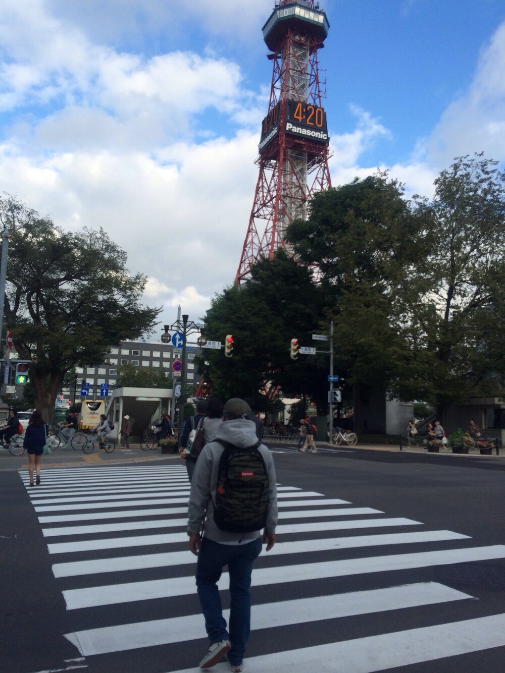「テレビ塔、supreme、4:20」｜「Supreme のアイテム（パーカー、グレー系）」を使った、ezoremeさん（メンズ・164cm）の秋コーディネートの1枚目の写真
