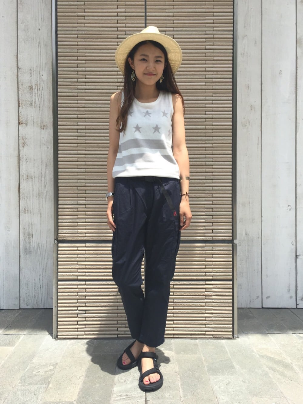 「x-girl、xgirl、グラミチ、カーゴパンツ、ストローハット、ニット、タンクトップ、teva、シンプルスタイル、オトナカジュアル」｜「X-girlのLOGO STRAW HAT /ストローハット/麦わら/柄リボン/夏/帽子（ハット、ベージュ系）」を使った、yuriiさん（レディース・163cm）の夏コーディネートの1枚目の写真