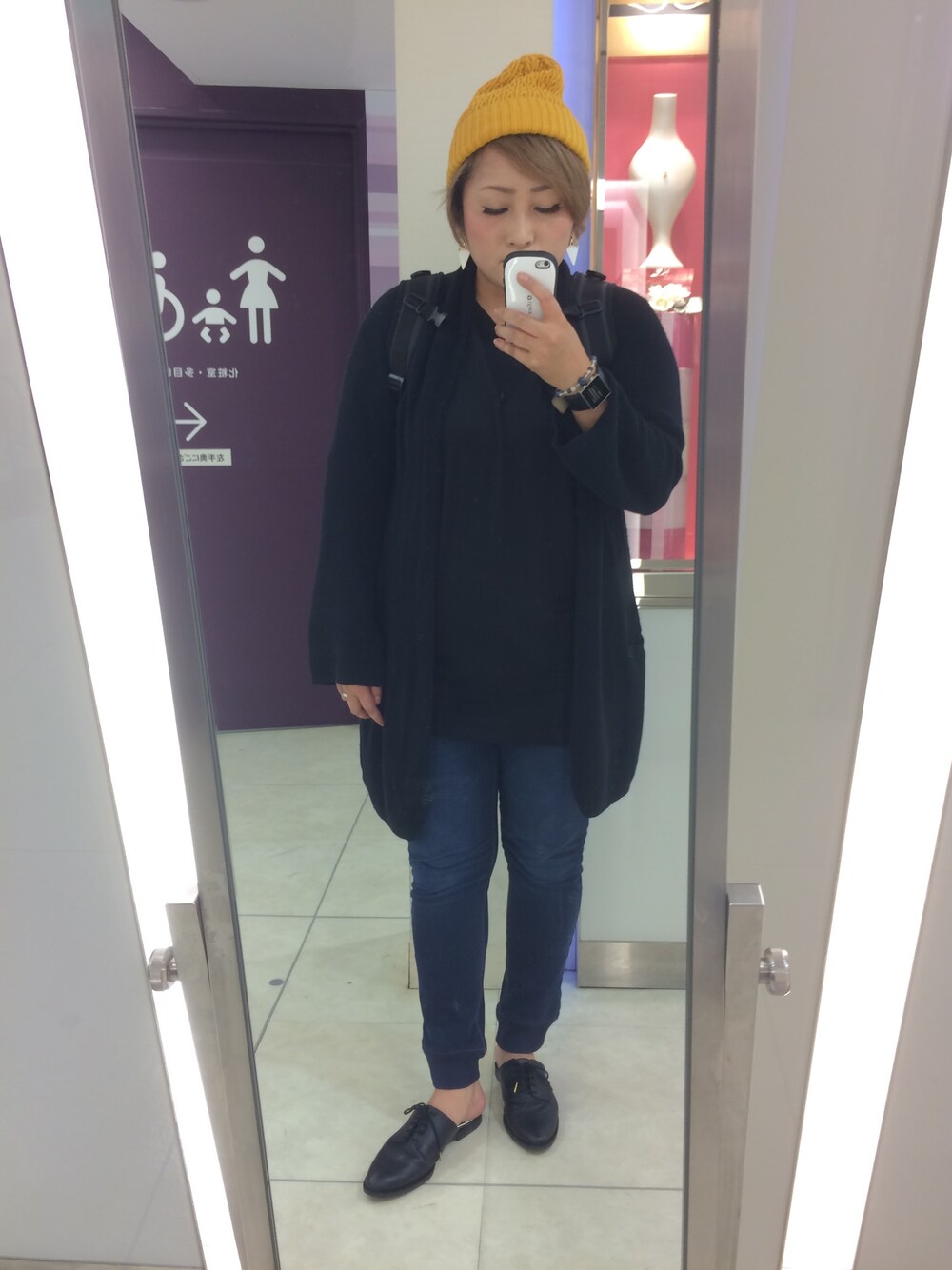 「大きめサイズ、ニット帽、ロングニット、ぽっちゃり」｜「ハッピーマリリンのアイテム（Tシャツ/カットソー、ブラック系）」を使った、manaさん（レディース・161cm）の秋コーディネートの1枚目の写真