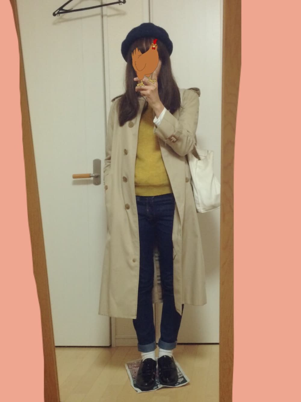 「ベレー帽、マスタード、ニット×デニム、トレンチコート、トラッド」｜「BURBERRYのアイテム（トレンチコート、ベージュ系）」を使った、鹿さん（レディース・160cm）の秋コーディネートの1枚目の写真