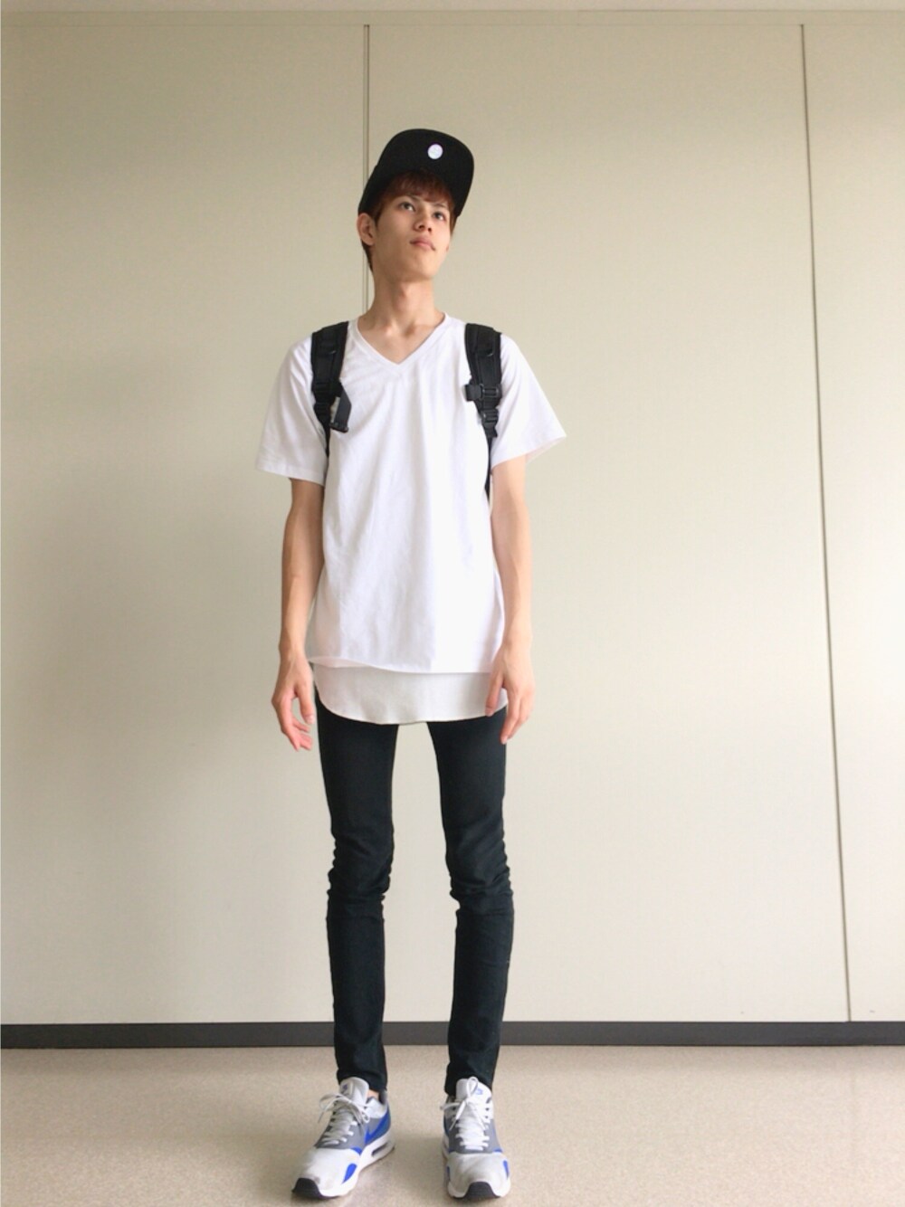 「シンプルコーデ、ホワイト、スキニー、夏、キャップ、stussy、street、ストリート、プチプラ、モノトーン」｜「NEW ERAのStock New Era Snapback Ballcap（キャップ、ブラック系）」を使った、おんちんさん（メンズ・183cm）の夏コーディネートの1枚目の写真