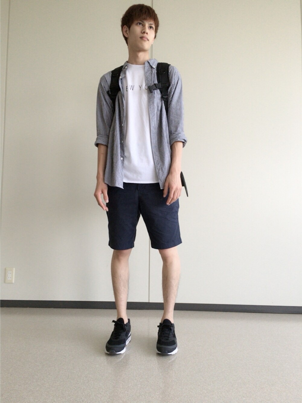 「summer、きれいめカジュアル、ショーツ、夏、ギンガムチェック、シャツスタイル、GU、プチプラ、大学生、雨の日コーデ」｜「no brandのアイテム（Tシャツ/カットソー、ホワイト系）」を使った、おんちんさん（メンズ・183cm）の夏コーディネートの1枚目の写真