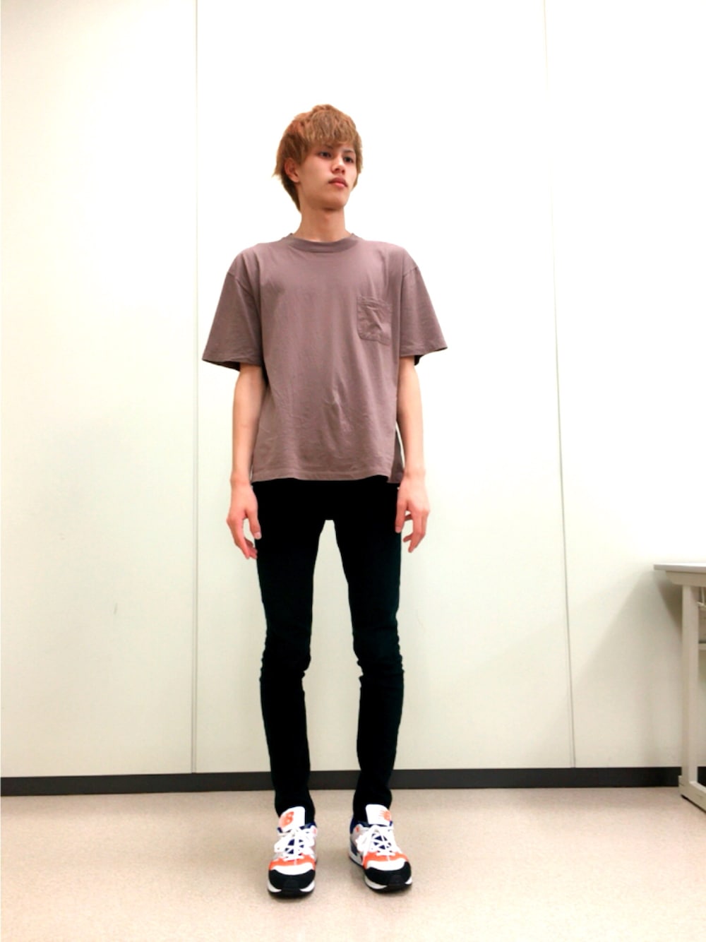 「夏、シンプルコーデ、大人カジュアル、Tシャツ、黒、HARE、ニューバランス、夏休み、勉強、頑張る」｜「HAREの【WEB限定アイテム】ＢＩＧポケットTEE（Tシャツ/カットソー、ブラウン系）」を使った、おんちんさん（メンズ・183cm）の夏コーディネートの1枚目の写真