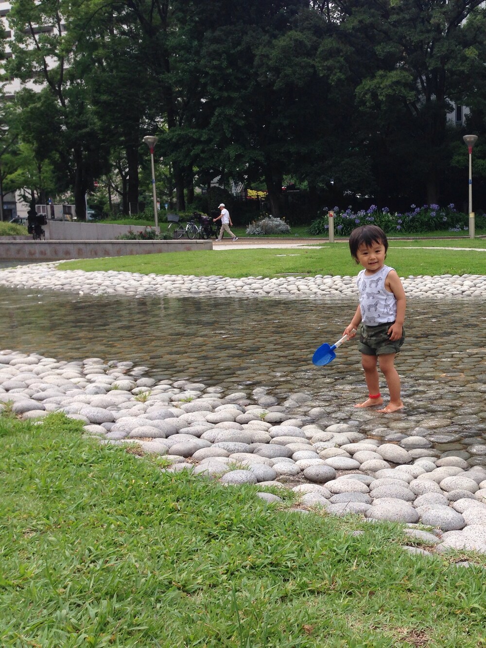 「水浴び、タンクトップ、めいさい、どうぶつ」｜「H&Mのアイテム（その他パンツ、グリーン系）」を使った、ゆーいとーさん（キッズ・90cm）の夏コーディネートの1枚目の写真