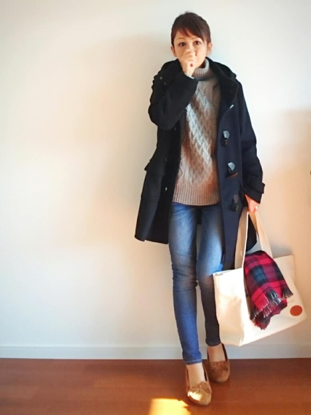 ブルー系のデニムパンツ、ホワイト系のトートバッグ、ブラウン系のシューズを着用したレディースの秋コーディネートの1枚目の写真