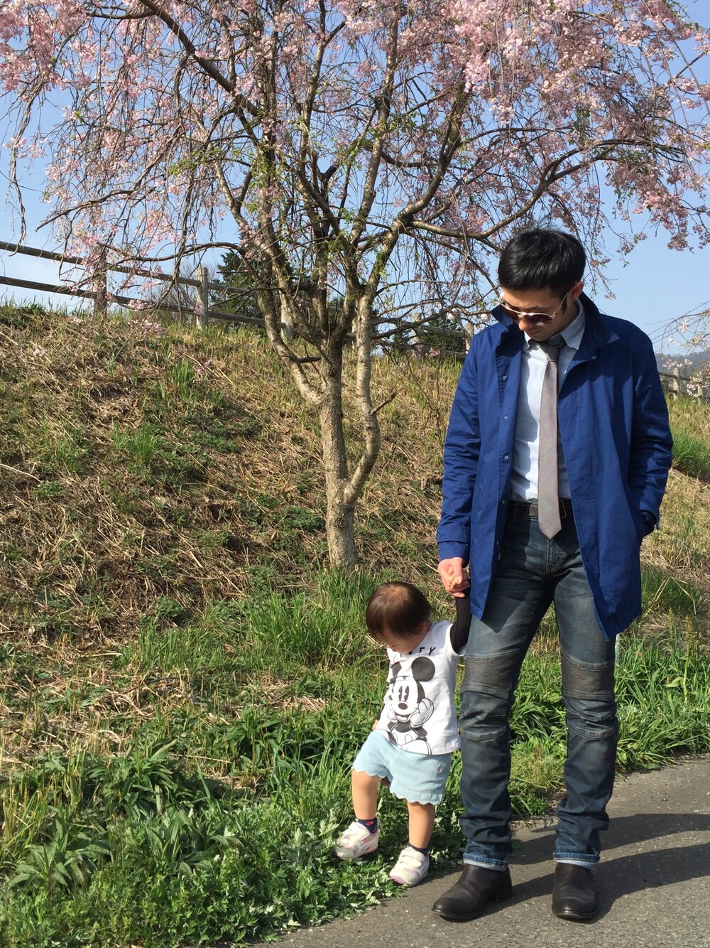 「はるコーデ、スキニーデニム、パパコーデ、パパと娘、春」｜「OILCAKEのアイテム（ステンカラーコート、ブルー系）」を使った、つてのろたさん（メンズ・167cm）の春コーディネートの1枚目の写真