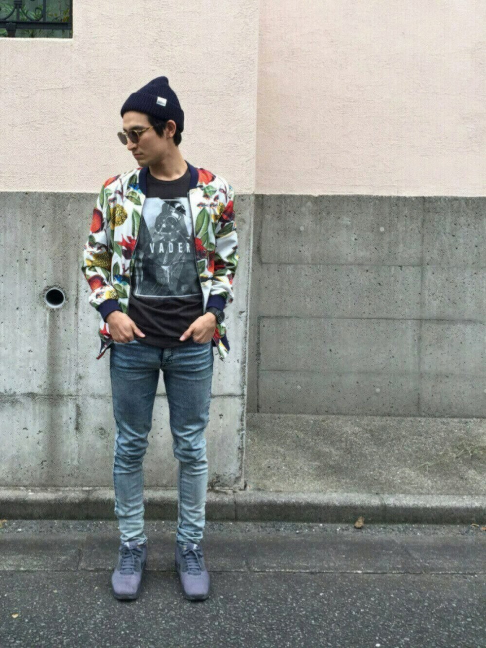 グレー系のスニーカー、その他のブルゾン、グレー系のTシャツ/カットソーを着用したメンズの秋コーディネートの1枚目の写真