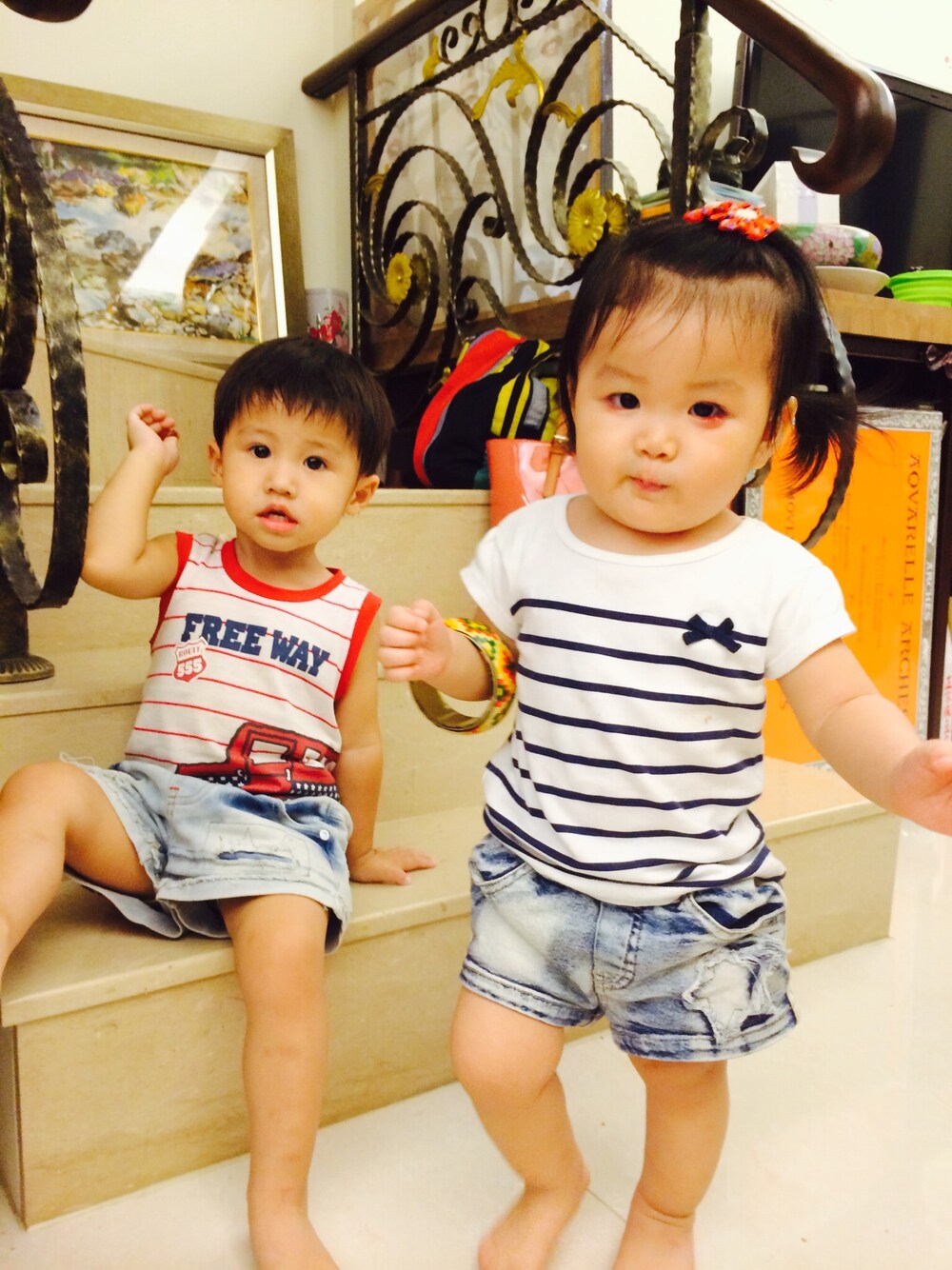 「OSHKOSH、OSHKOSH B'GOSH、stripes、Cowboys、jeans、shorts、Lovers、bracelet、熊咩」｜「恩典牌のアイテム（デニムパンツ、ブルー系）」を使った、熊美さん（キッズ・80cm）の秋コーディネートの1枚目の写真