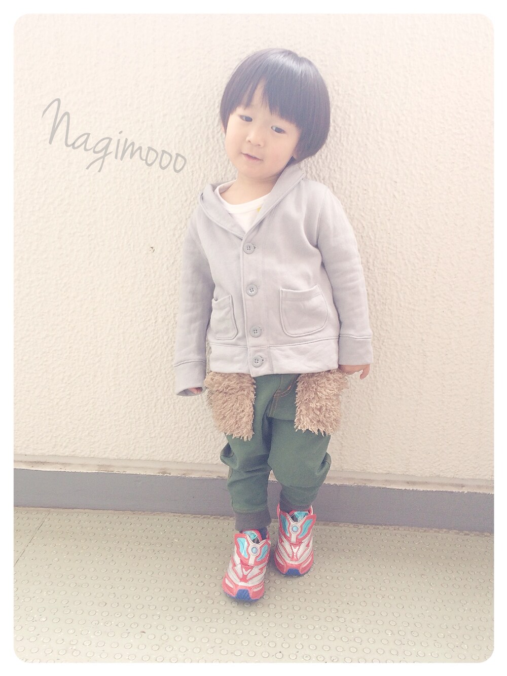 「GAPのアイテム（テーラードジャケット、グレー系）」を使った、nagimoさん（キッズ・90cm）の春コーディネートの1枚目の写真