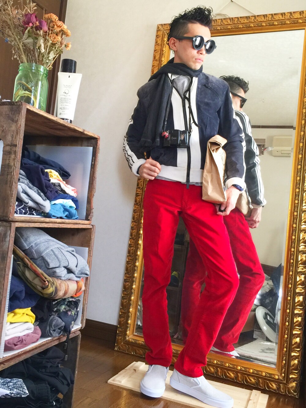 「冬、冬コーデ、赤、スニーカー、VANS、ペーパークラッチ、アウター、カメラ、コーデュロイ、コーデュロイパンツ」｜「KUBORAUMのkuboraum（サングラス、ブラック系）」を使った、ShigekiNanairoさん（メンズ・165cm）の冬コーディネートの1枚目の写真