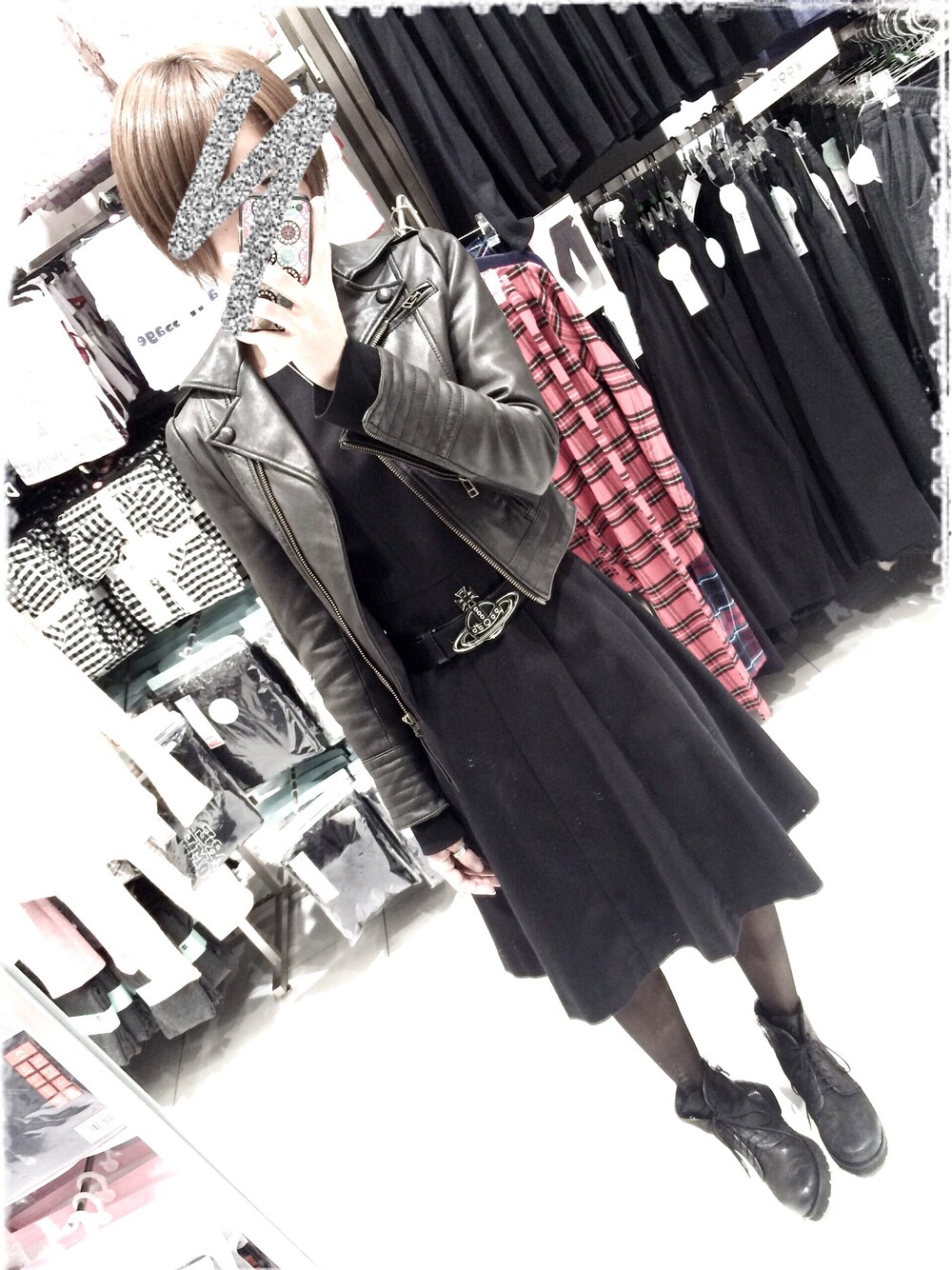 「秋服、黒、モノトーン、オールブラック、ライダース、黒ワンピ、ブーツ、Vivienne Westwood、レザー」｜「Vivienne Westwoodのアイテム（ベルト、ブラック系）」を使った、r1n0さん（レディース・161cm）の秋コーディネートの1枚目の写真