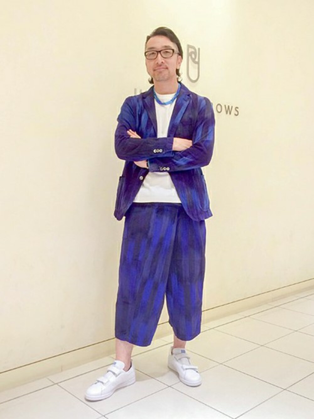 ホワイト系のTシャツ/カットソー、ホワイト系のスニーカー、ブルー系のネックレスを着用したメンズの夏コーディネートの1枚目の写真