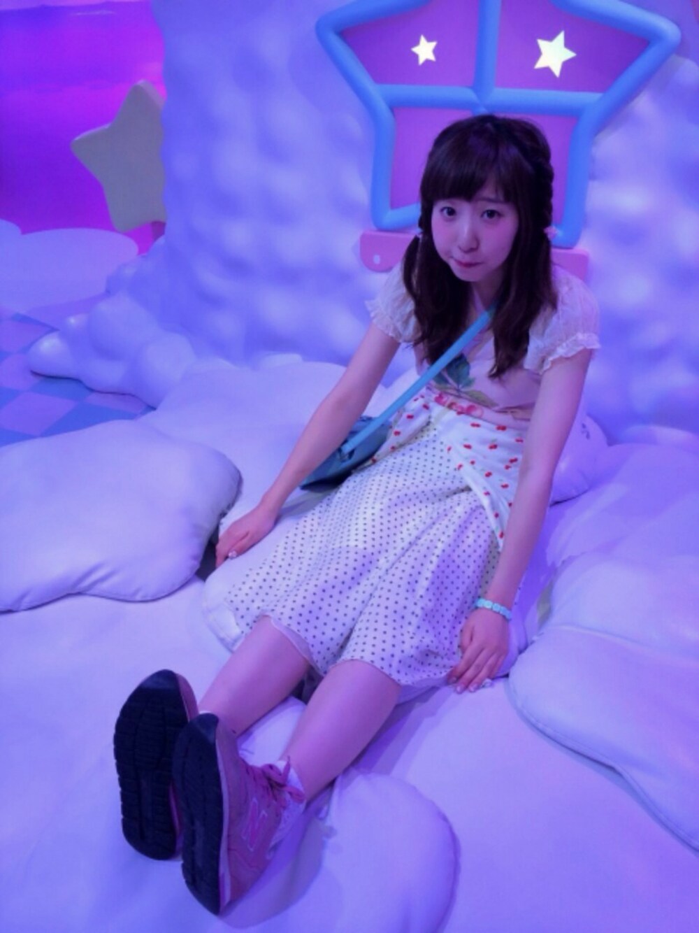 「ニューバランス、スカート、swatch、サンリオピューロランド、チェリー」｜「Candy Stripperのアイテム（Tシャツ/カットソー、ピンク系）」を使った、natsumiinさん（レディース・170cm）の春コーディネートの1枚目の写真