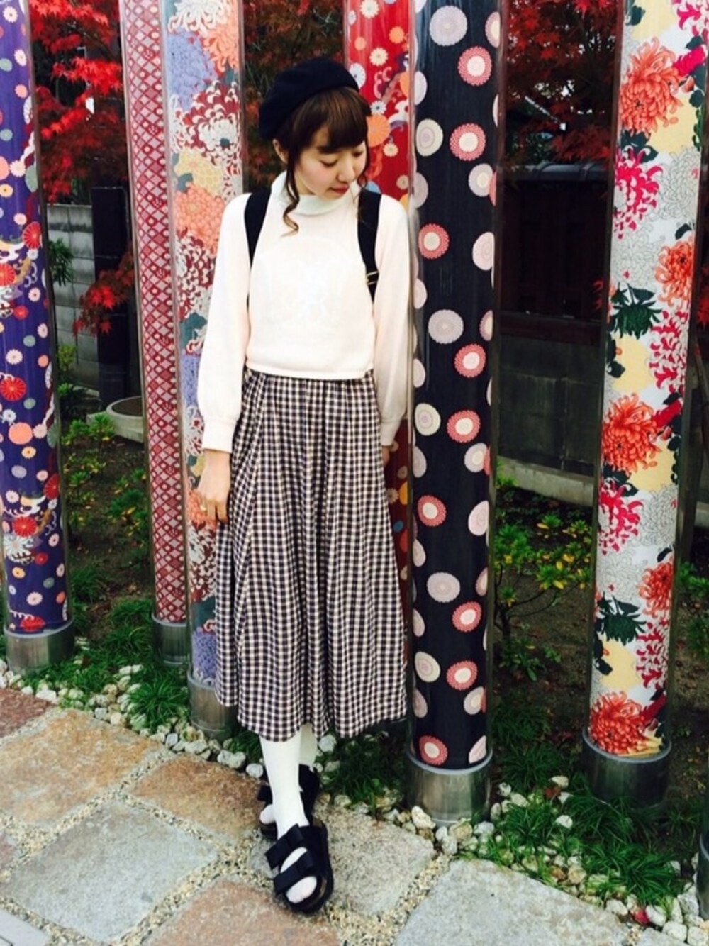 「チェックスカート、ベレー帽、紅葉」｜「Verybrainのアイテム（ニット/セーター、ピンク系）」を使った、natsumiinさん（レディース・170cm）の春コーディネートの1枚目の写真