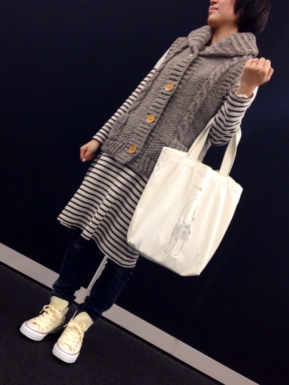 「スニーカー、ワンピース、猫村さん」｜「SHIPS for womenのliflattie:ペルー ケーブル ベスト（ベスト）」を使った、ばしみほさん（レディース・152cm）の秋コーディネートの1枚目の写真