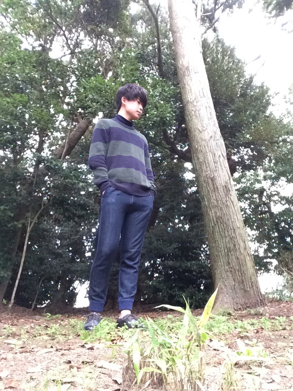 ブルー系のニット/セーター、ブルー系のデニムパンツ、ブラック系のドレスシューズを着用したメンズの秋コーディネートの1枚目の写真