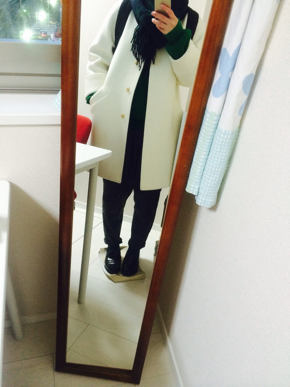 「ローファー、コートスタイル、ラコステ」｜「LACOSTEのセーター（ニット/セーター、グリーン系）」を使った、saraさん（レディース・156cm）の冬コーディネートの1枚目の写真