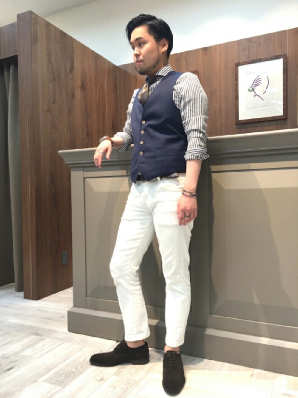 「メンズビギ(MEN'S BIGI)、JAPAN BLUE JEANS、オトナカジュアル、きれいめカジュアル、ベスト、ネクタイ、ストライプシャツ、ホワイトパンツ、ドレスシューズ、タイドアップ」｜「MEN'S BIGIのリバーシブルウールベスト（スリーピース可能）（スーツベスト、ブルー系）」を使った、Noriさん（メンズ・172cm）の夏コーディネートの1枚目の写真