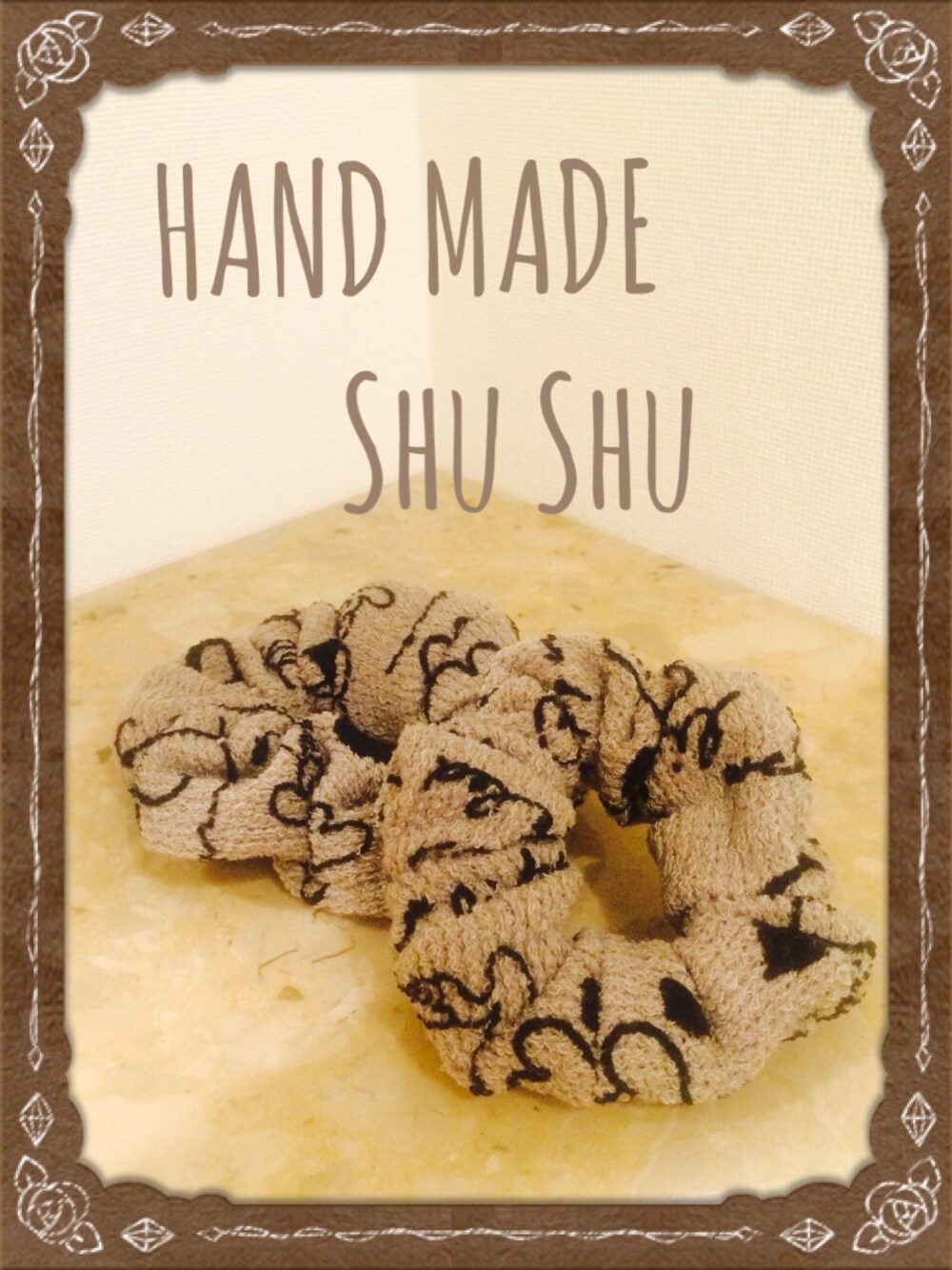 その他のシュシュを着用したレディースの冬コーディネートの1枚目の写真