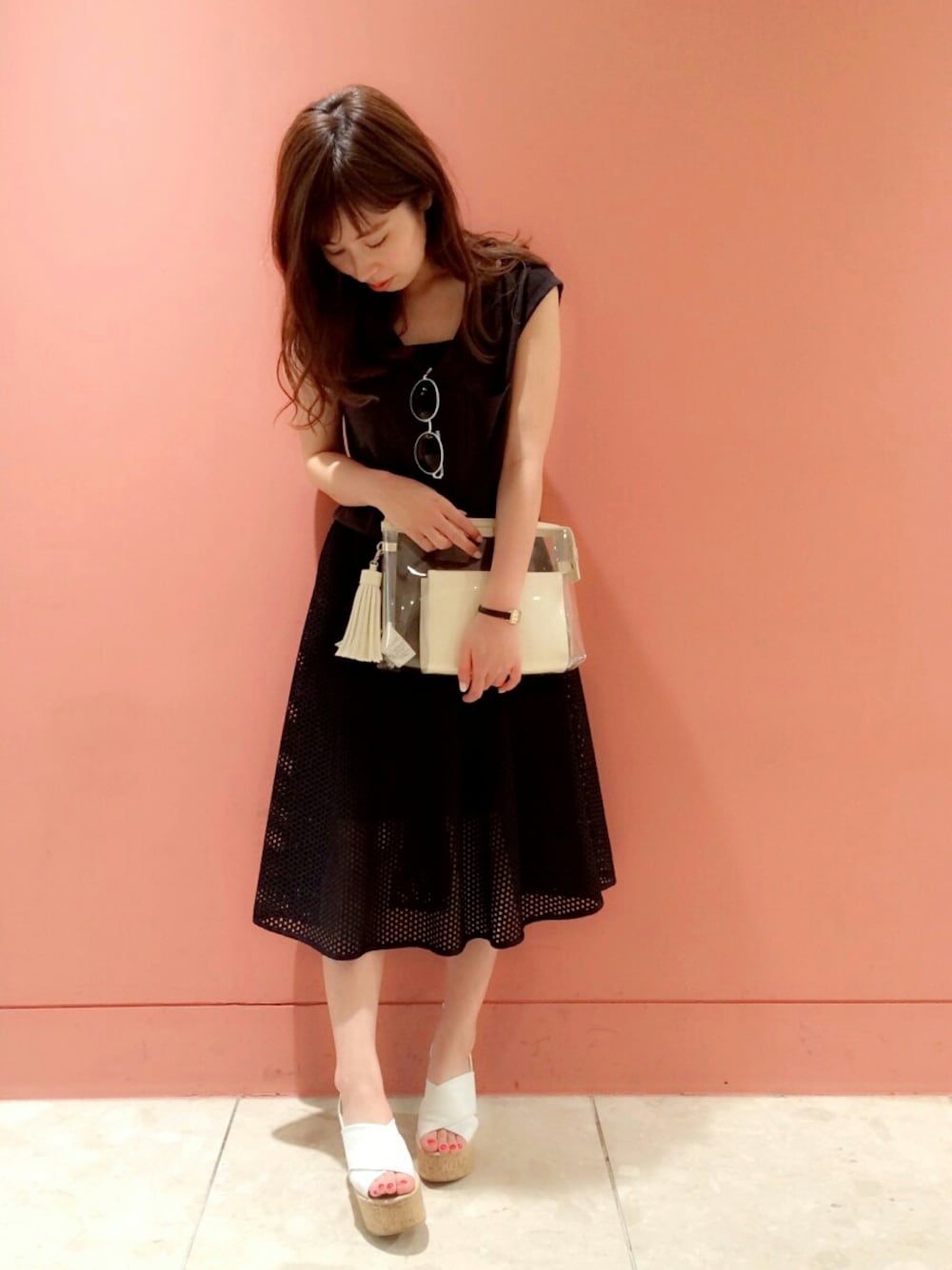 「FRAY I.D、メッシュ、フレアスカート、オールブラック、サングラス、ノースリーブ、Tシャツ、ウエッジソール」｜「FRAY I.Dのメッシュスカート（スカート、ブラック系）」を使った、nozomi mizuguchiさん（レディース・158cm）の春コーディネートの1枚目の写真