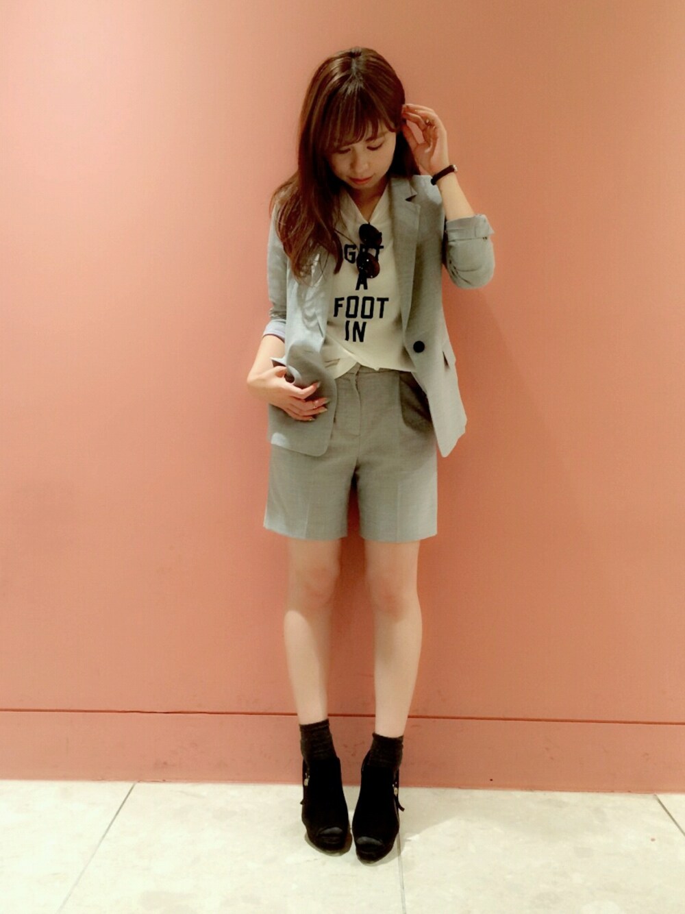 「セットアップ、ショートパンツ、ジャケット、Tシャツ、秋のコーデ、モノトーンコーデ、モノトーン、ジャケットスタイル」｜「FRAY I.DのプリントロゴTシャツ（トップス、その他）」を使った、nozomi mizuguchiさん（レディース・158cm）の夏コーディネートの1枚目の写真