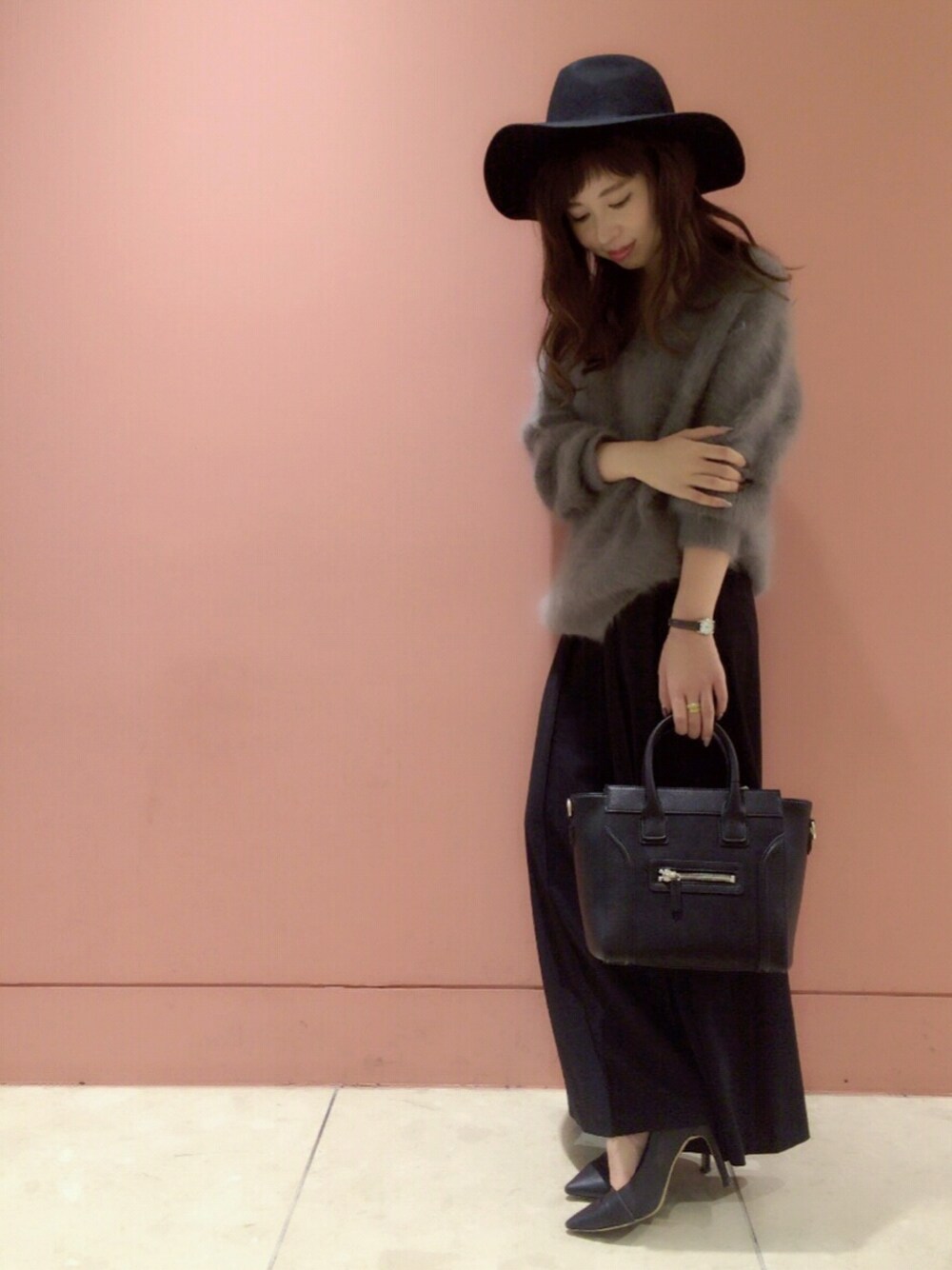 「FRAY I.D、ハット、ワイドパンツ、Vネック、ニット、アンゴラ、パンプス」｜「FRAY I.DのアンゴラVネックプルオーバー（ニット/セーター、グリーン系）」を使った、nozomi mizuguchiさん（レディース・158cm）の秋コーディネートの1枚目の写真