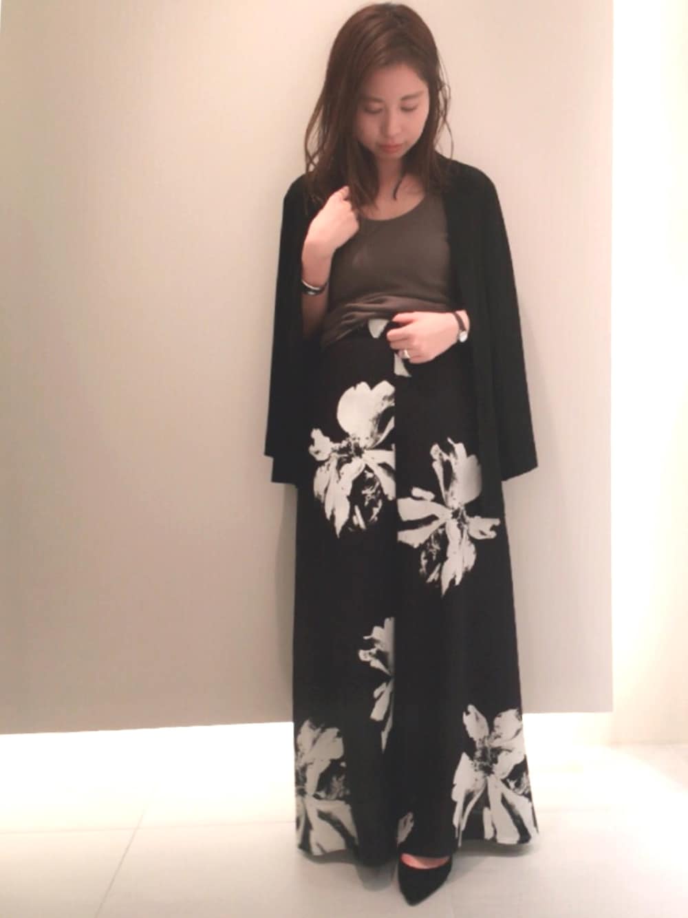 「FRAY I.D、オトナカジュアル、ゆるコーデ、パンプス、春、楽チンコーデ、柄パンツ、ワイドパンツ」｜「FRAY I.Dのジョーゼットロングフレアパンツ（パンツ、その他）」を使った、nozomi mizuguchiさん（レディース・158cm）の春コーディネートの1枚目の写真