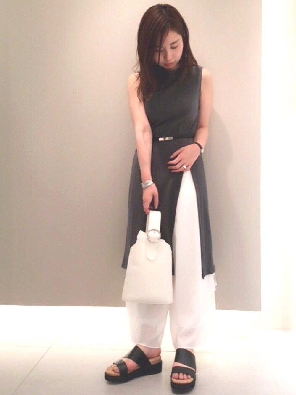 「FRAY I.D、パンツスタイル、カジュアル、オトナカジュアル、ワイドパンツ、サンダル」｜「FRAY I.Dのジョーゼットロングフレアパンツ（パンツ、その他）」を使った、nozomi mizuguchiさん（レディース・158cm）の春コーディネートの1枚目の写真