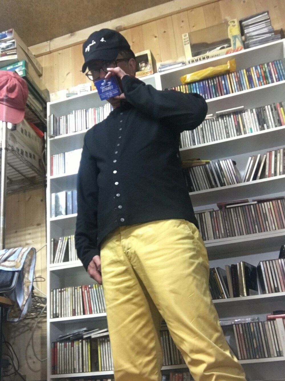 「秋、チノパン、カーディガン、エトロ、ベネトン、カジュアル、アニエスベー、ブラックXイエロー、雨の日コーデ、ラブ＆ピース2016」｜「ETROのド派手なパンツ買いました。その2。（その他パンツ、イエロー系）」を使った、スプーン🥄4.02さん（メンズ・170cm）の秋コーディネートの1枚目の写真