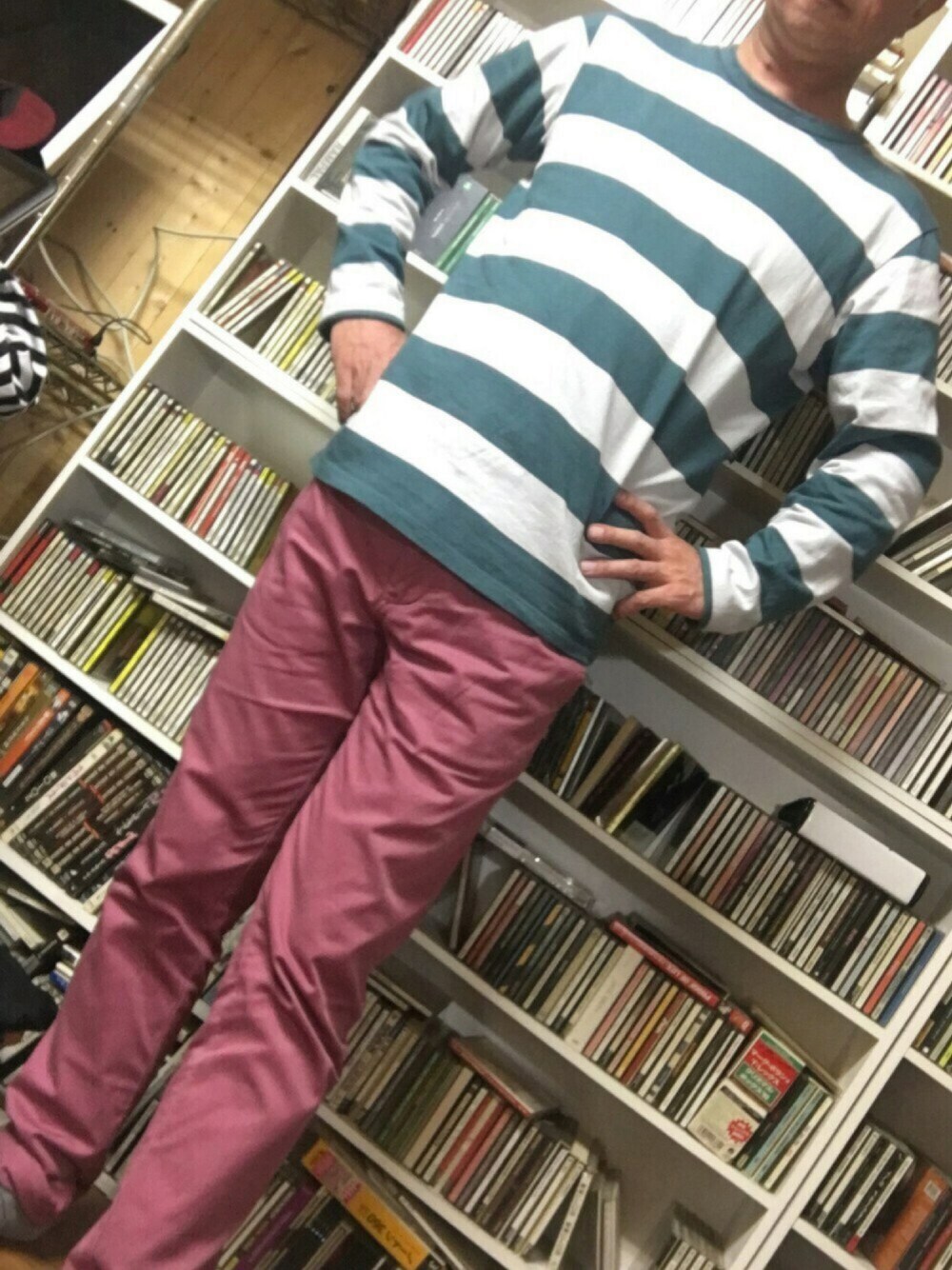 ピンク系のチノパンツ、グリーン系のTシャツ/カットソー、グレー系のショルダーバッグを着用したメンズの秋コーディネートの1枚目の写真