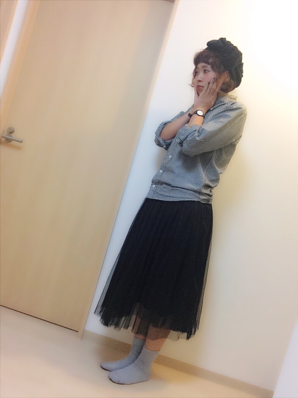 ブラック系のシャツ/ブラウス、ブラック系のスカート、ブラック系のピアス(両耳用)を着用したレディースの秋コーディネートの1枚目の写真