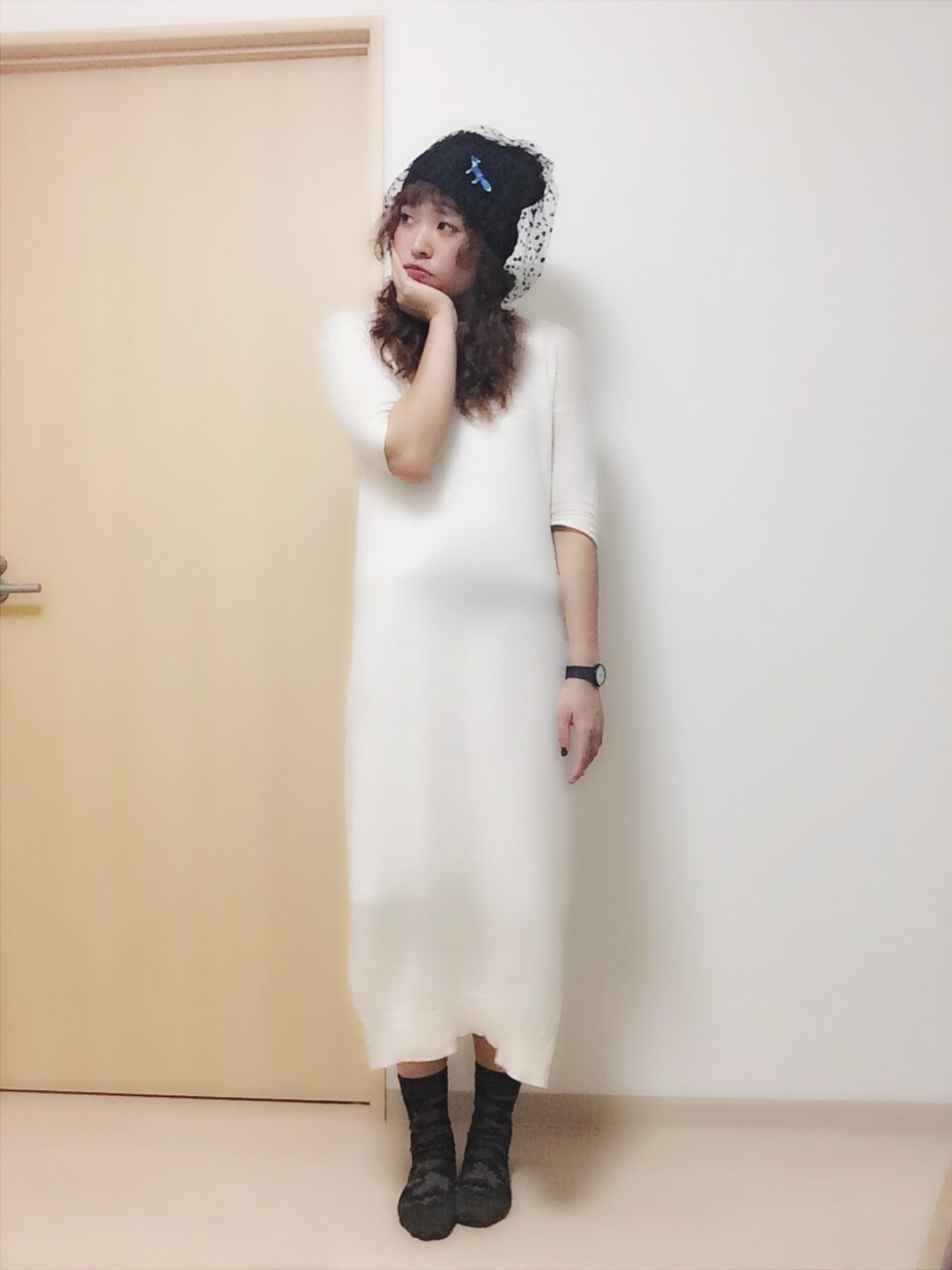 ベージュ系のワンピース、ブラック系のキャップ、グリーン系のソックス/靴下を着用したレディースの秋コーディネートの1枚目の写真