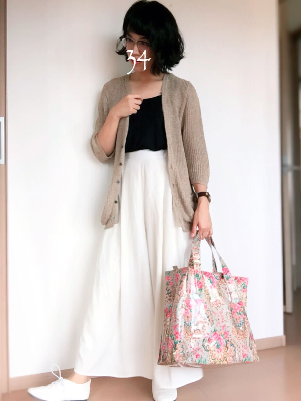 ベージュ系のカーディガン/ボレロ、ホワイト系のその他パンツ、ホワイト系のパンプスを着用したレディースの秋コーディネートの1枚目の写真