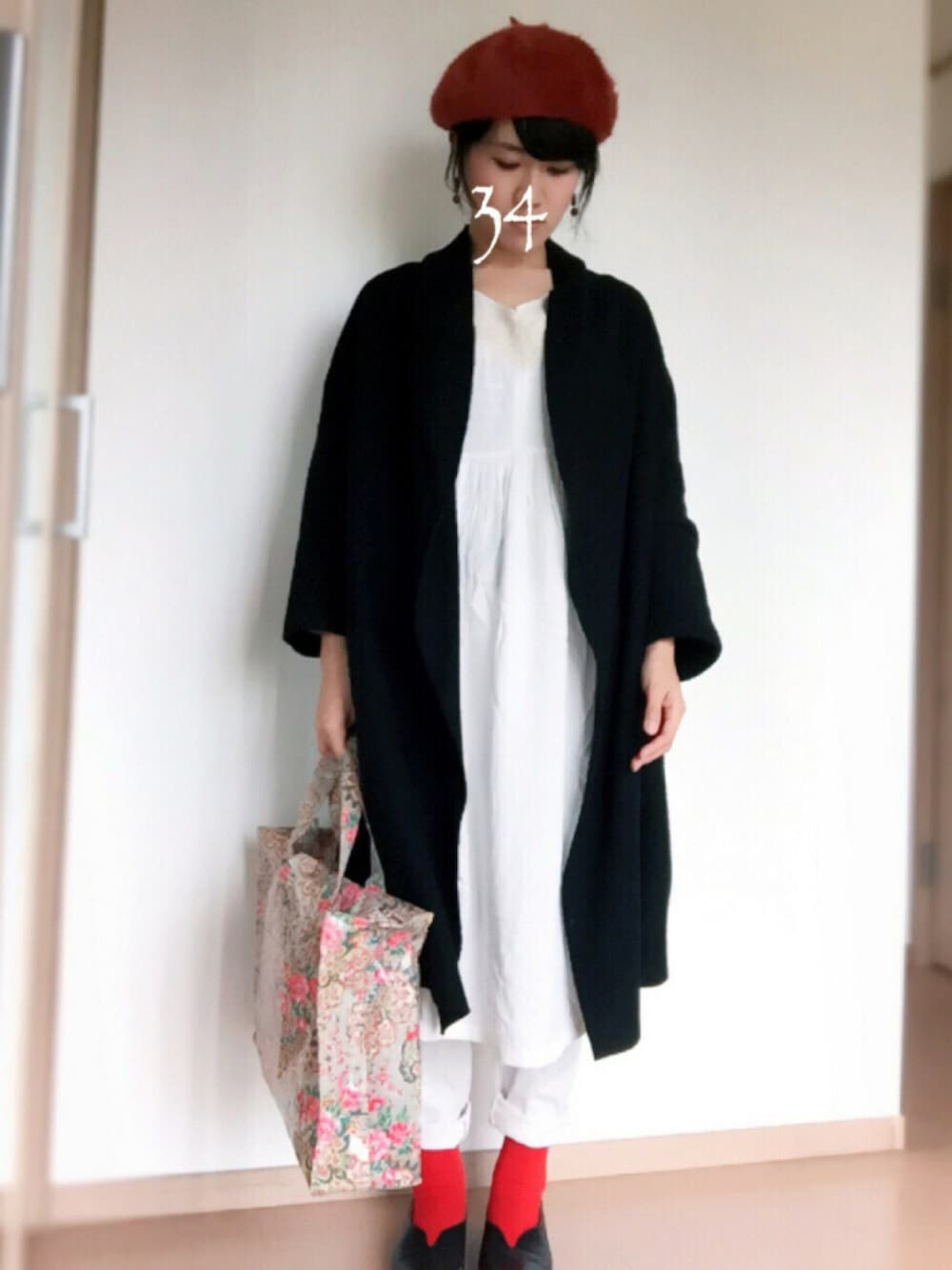 ホワイト系のワンピース、ブラック系のその他シューズ、グレー系のトートバッグを着用したレディースの冬コーディネートの1枚目の写真