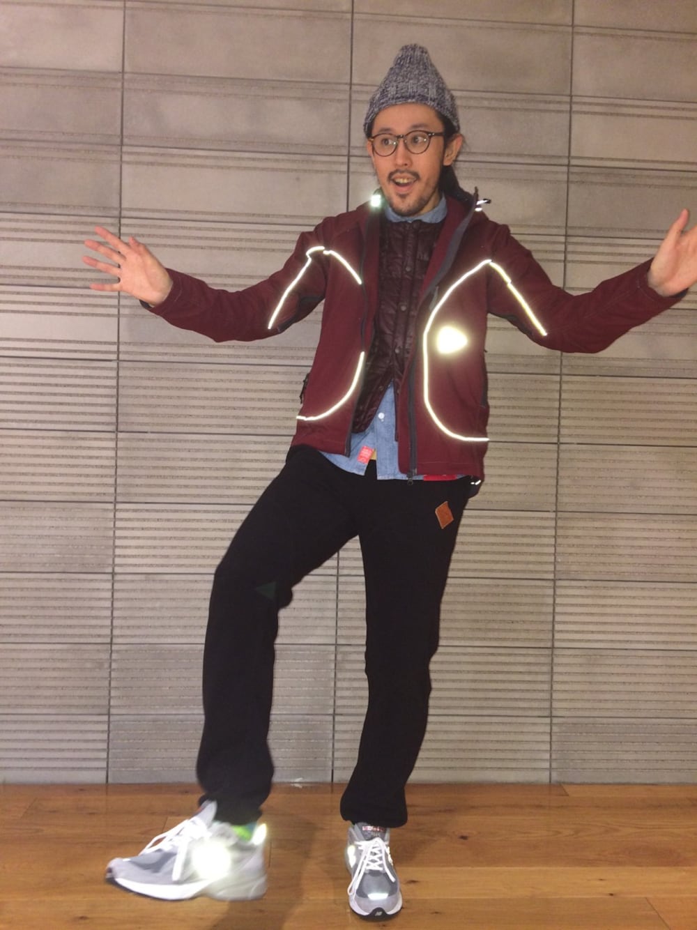 レッド系のマウンテンパーカー、レッド系のダウンベスト、ブラック系のその他パンツを着用したメンズの秋コーディネートの1枚目の写真