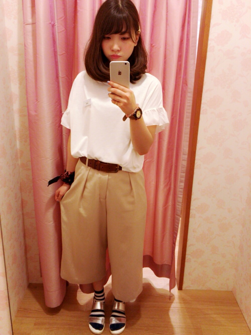 ホワイト系のTシャツ/カットソー、ベージュ系のその他パンツ、ゴールド系のバレッタ/ヘアクリップを着用したレディースの夏コーディネートの1枚目の写真