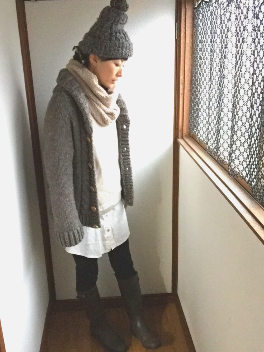 「雨の日コーデ、長靴、ニット帽コーデ、冬のコーデ、長靴コーデ、ニット帽」｜「no brandのアイテム（ニットキャップ/ビーニー、ブラック系）」を使った、komunonさん（レディース・166cm）の冬コーディネートの1枚目の写真