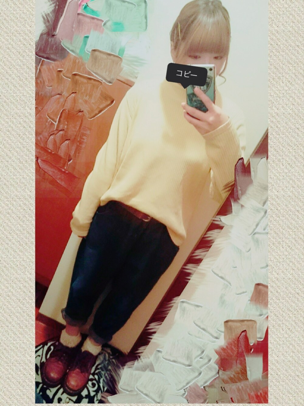 イエロー系のニット/セーター、ブルー系のデニムパンツ、ブラウン系のブーツを着用したレディースの冬コーディネートの1枚目の写真