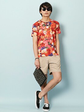 「フラワープリント」｜「アイテム（クラッチバッグ）」を使った、藤田純太さん（メンズ・178cm）の夏コーディネート