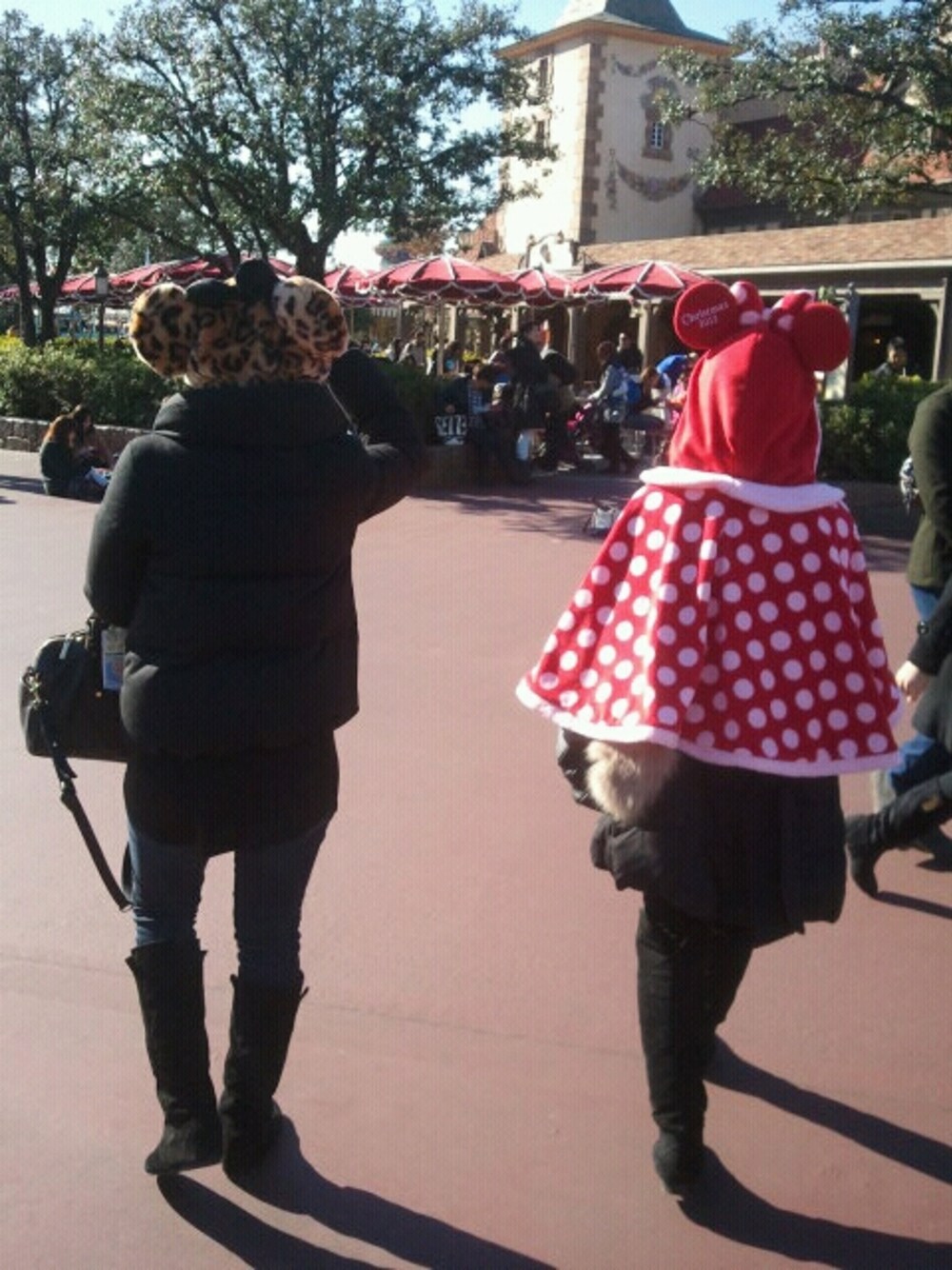「WEARディズニー祭り、ポンチョ、バックプリント、ディズニー」｜「Disneyのアイテム（ポンチョ、レッド系）」を使った、waっちゃんさん（レディース・153cm）の秋コーディネートの1枚目の写真