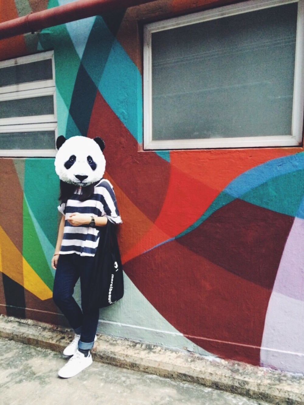 ホワイト系のスニーカー、ブラック系のトートバッグ、グリーン系のアナログ腕時計を着用したレディースの秋コーディネートの1枚目の写真